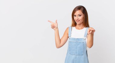 Güzel bir kadın kamerayı işaret ederek seni seçiyor ve kenarda bir fotokopi odası var.