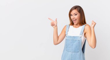 Güzel kadın şoke olmuş hissediyor, gülüyor ve başarıyı kutluyor ve kenarda bir fotokopi odası var.