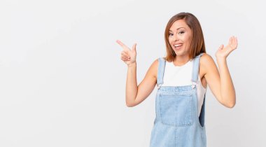 Güzel bir kadın kendini mutlu ve şaşkın hissediyor. İnanılmaz bir şey ve yanında bir fotokopi odası.