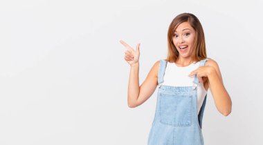 Güzel bir kadın kendini mutlu hisseder ve bir yandan heyecanlı bir fotokopi aletiyle kendini gösterir.