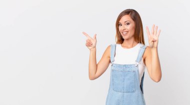 Güzel bir kadın gülümsüyor ve arkadaş canlısı görünüyor. Dört numarayı ve bir fotokopi alanını gösteriyor.