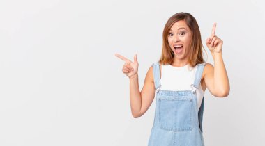 Güzel bir kadın, bir fikri ve fotokopi alanını fark ettikten sonra kendini mutlu ve heyecanlı bir dahi gibi hisseder.