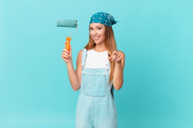 Güzel bir kadın kamerayı işaret ederek seni yeni bir ev duvarı yapmaya zorluyor.