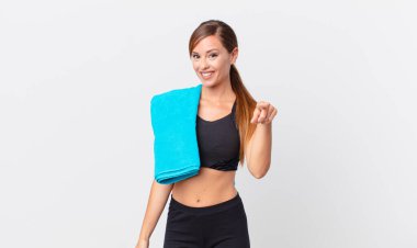 Güzel bir kadın kamerayı işaret ederek seni seçiyor. fitness konsepti