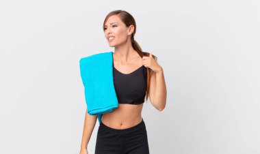 Güzel bir kadın stresli, endişeli, yorgun ve hayal kırıklığına uğramış hissediyor. fitness konsepti