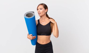 Güzel bir kadın stresli, endişeli, yorgun ve hayal kırıklığına uğramış hissediyor. yoga konsepti