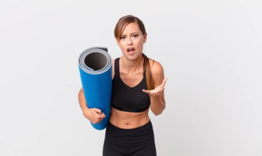 Güzel kadın umutsuz, hayal kırıklığına uğramış ve stresli görünüyor. yoga konsepti