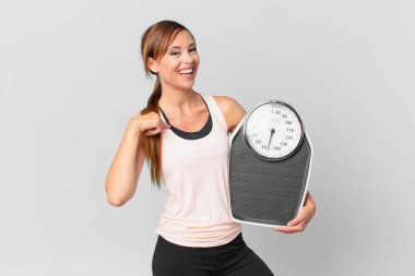 Güzel bir kadın mutlu hissediyor ve heyecanla kendini işaret ediyor. diyet kavramı