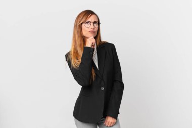 Düşünen, kuşkucu ve kafası karışık güzel bir kadın. iş kavramı