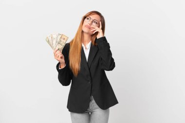 Güzel bir kadın bıkkın, hayal kırıklığına uğramış ve yorucu bir geceden sonra uykulu hissediyor. iş ve dolar kavramı