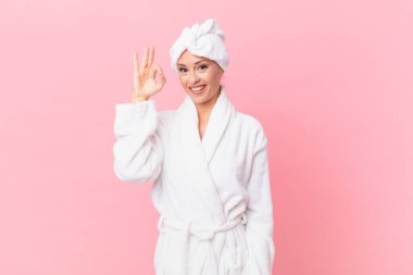 Güzel bir kadın kendini mutlu hissediyor, iyi bir jestle onaylıyor. spa konsepti