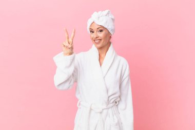 Güzel bayan gülümsüyor ve arkadaş canlısı görünüyor, ikinciyi gösteriyor. spa konsepti