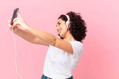 Kulaklıklı güzel Arap kadın..