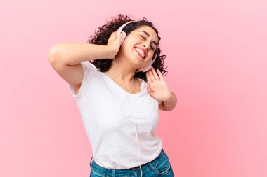 Kulaklıklı güzel Arap kadın..