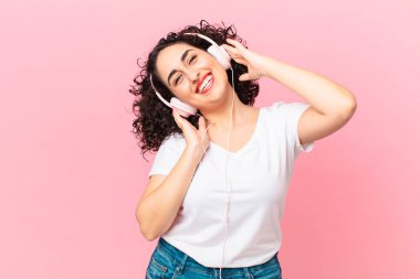 Kulaklıklı güzel Arap kadın..