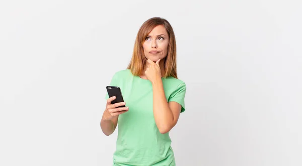 Pretty Woman Thinking Feeling Doubtful Confused Using Smartphone — Stock Photo, Image