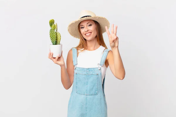 Bonita Mujer Sonriendo Buscando Amigable Mostrando Número Tres Sosteniendo Una — Foto de Stock