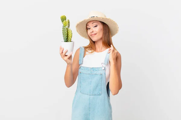 Mujer Bonita Buscando Arrogante Exitoso Positivo Orgulloso Sosteniendo Una Planta — Foto de Stock