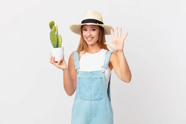 Bonita Mujer Sonriendo Buscando Amigable Mostrando Número Cinco Sosteniendo Una — Foto de Stock