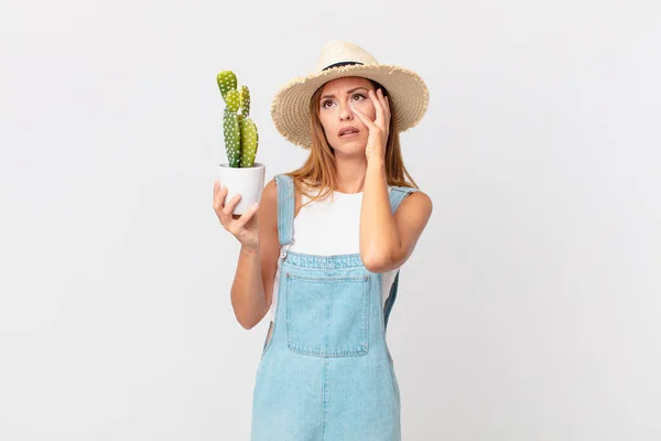 Mooie Vrouw Voelt Zich Verveeld Gefrustreerd Slaperig Een Vermoeiende Met — Stockfoto