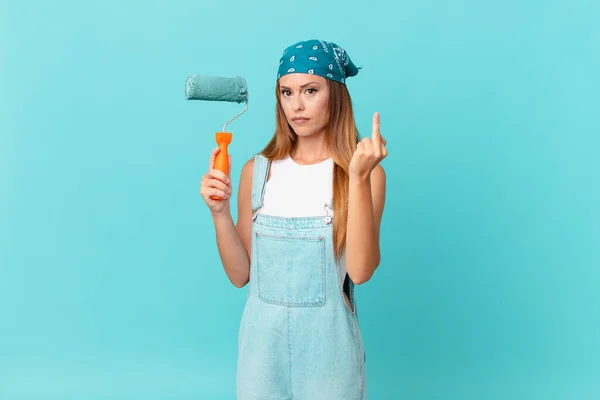 Mooie Vrouw Gevoel Boos Geïrriteerd Opstandig Agressief Schilderen Van Een — Stockfoto