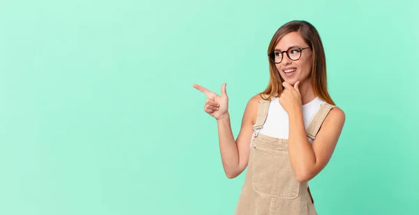 Hübsche Frau Lächelnd Mit Glücklichem Selbstbewusstem Gesichtsausdruck Mit Hand Kinn — Stockfoto