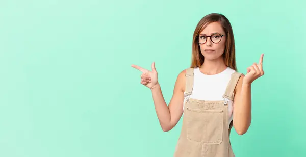 Mujer Bonita Sentirse Enojado Molesto Rebelde Agresivo Espacio Copia — Foto de Stock