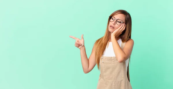 Mujer Bonita Sintiéndose Aburrida Frustrada Soñolienta Después Cansancio Espacio Copia — Foto de Stock