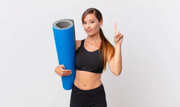 Bonita Mujer Sonriendo Orgullosa Confiadamente Haciendo Número Uno Concepto Yoga — Foto de Stock