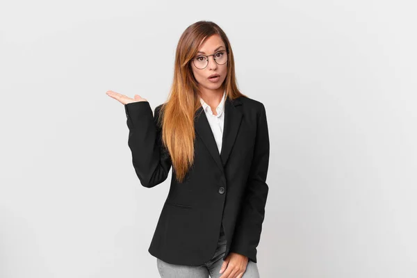 Pretty Woman Looking Surprised Shocked Jaw Dropped Holding Object Business — Stock Photo, Image