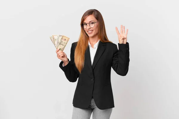 Bella Donna Sorridente Amichevole Mostrando Numero Quattro Concetto Business Dollari — Foto Stock