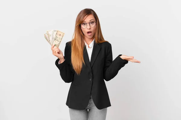 Mooie Vrouw Voelt Zich Zeer Geschokt Verrast Bedrijfs Dollarconcept — Stockfoto