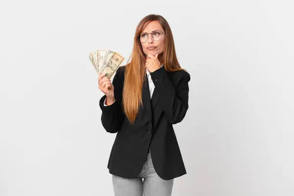 Mooie Vrouw Denken Zich Twijfelachtig Verward Voelen Bedrijfs Dollarconcept — Stockfoto