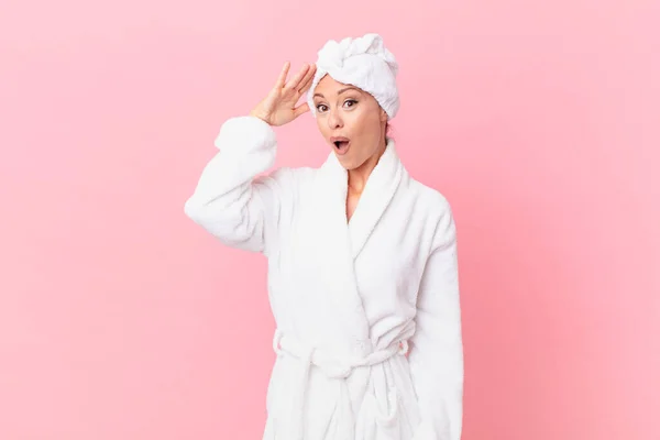 Mooie Vrouw Die Gelukkig Verbaasd Verrast Uitziet Spa Concept — Stockfoto