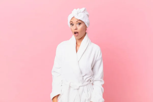 Mooie Vrouw Kijkt Erg Geschokt Verrast Spa Concept — Stockfoto