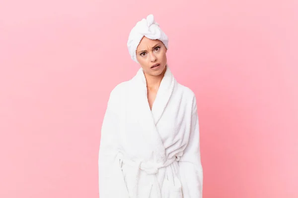 Mooie Vrouw Die Zich Verward Verward Voelt Spa Concept — Stockfoto