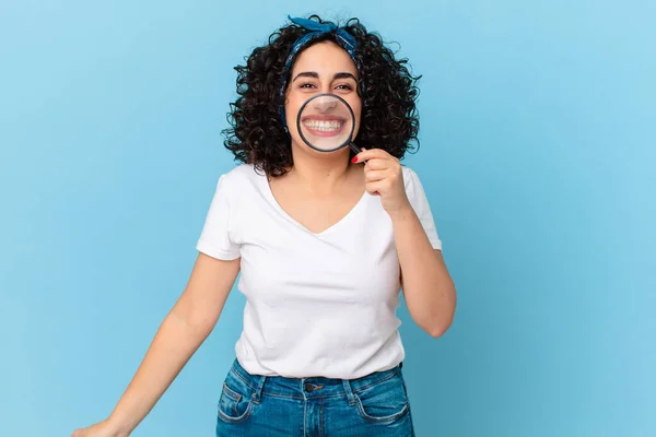 Mooie Arabische Vrouw Met Een Vergrootglas — Stockfoto