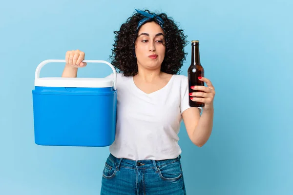 Mujer Árabe Bonita Con Refrigerador Portátil Una Cerveza —  Fotos de Stock
