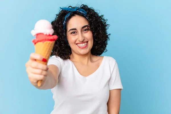 Hübsche Arabische Frau Mit Und Eis — Stockfoto