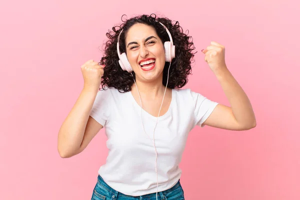 Bonita Mulher Árabe Com Fones Ouvido — Fotografia de Stock