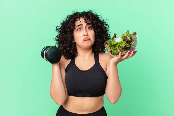 Mulher Árabe Bonita Com Halteres Uma Salada Conceito Aptidão — Fotografia de Stock