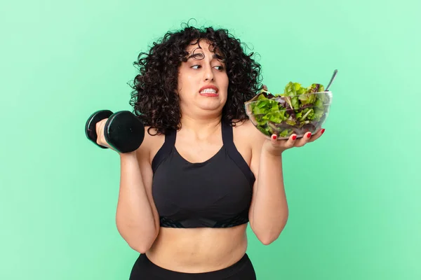 Mooie Arabische Vrouw Met Een Halter Een Salade Fitness Concept — Stockfoto