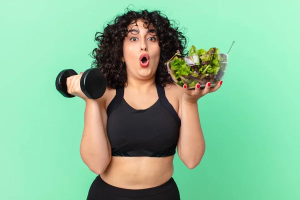 Wanita Arab Cantik Dengan Dumbbell Dan Salad Konsep Kebugaran — Stok Foto