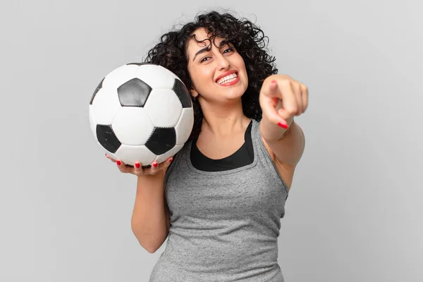 サッカーボールを持った可愛いアラブ人女性は — ストック写真