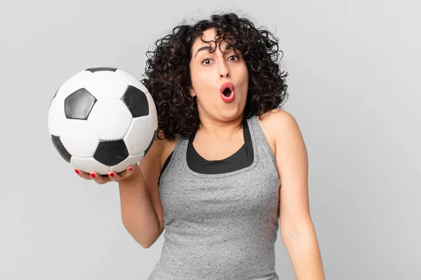 Bonita Mulher Árabe Com Uma Bola Futebol — Fotografia de Stock