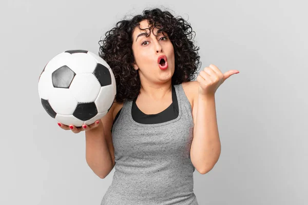 サッカーボールを持った可愛いアラブ人女性は — ストック写真