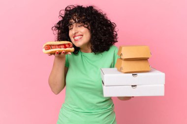 Fast food kutularını götüren güzel Arap kadın.