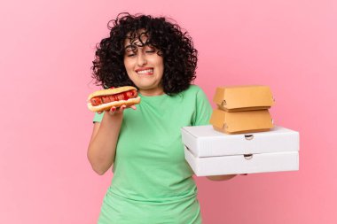 Fast food kutularını götüren güzel Arap kadın.