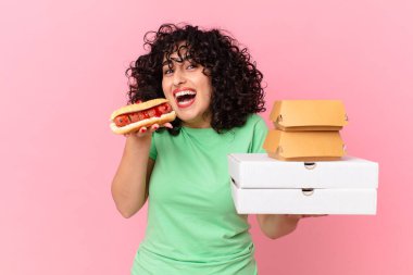 Fast food kutularını götüren güzel Arap kadın.