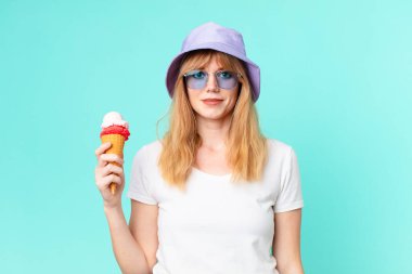 Güzel kızıl saçlı kadın ve dondurma. yaz konsepti